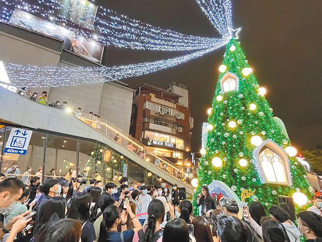 位于心中山线形公园「HOHOHO耶诞村」，新光三越打造近10米高的梦想之屋耶诞树。（新光三越提供）