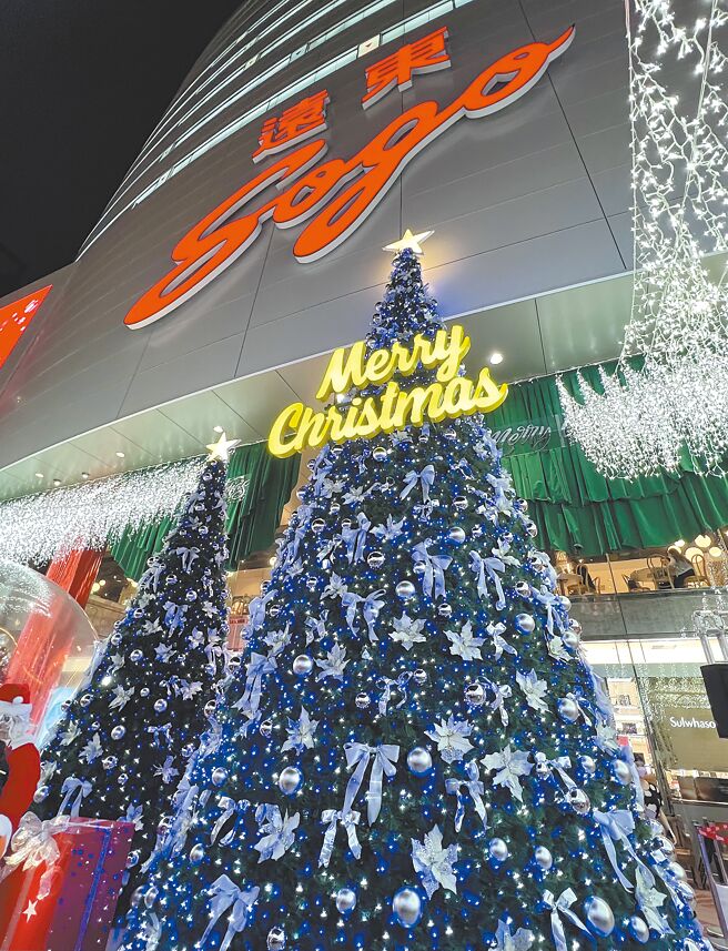 SOGO百货台北店携手家扶基金会点亮9米高的缤纷耶诞树。（吴奕萱摄）