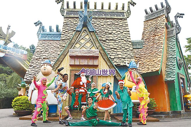 搶攻耶誕商機，樂園推活動搶市，劍湖山世界推出耶誕暖心優惠活動，12月3日到12月25日周六日限定，耶誕裝扮入園即享門票優惠價299元，原價899元，享33折優惠（見圖）。（劍湖山世界提供）