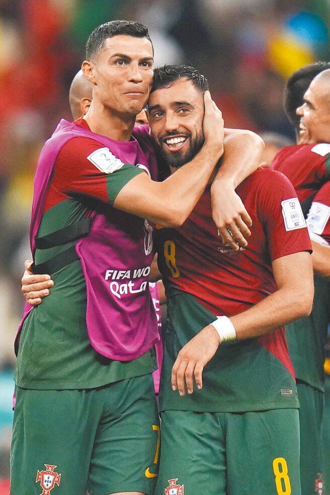 葡萄牙提前晋级16强，C.罗纳多（左）与B.费南德斯相拥庆祝。（美联社）