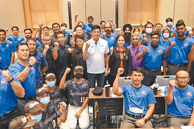 亚洲棒球总会会长辜仲谅（中）出席裁判讲习营，勉励学员提升裁判技巧。（亚洲棒球总会提供）