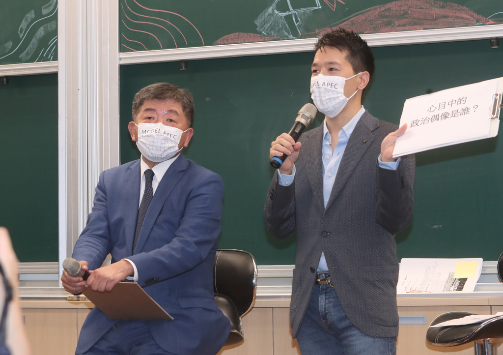 陳時中(左)選台北市長時，何志偉(右)曾幫他綁鞋帶、夾菜，選後則分處不同立場。（中時資料照／鄭任南攝）