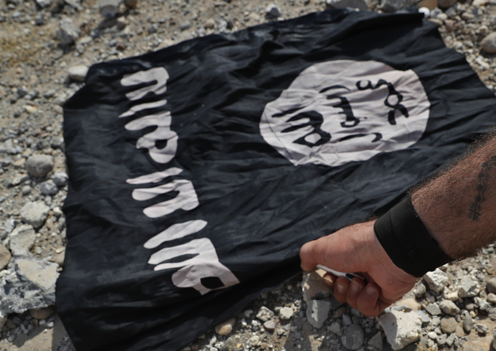 美军宣称伊斯兰国（IS）首脑库雷希10月已遭击毙；图为一名叙利亚战士烧毁IS旗帜。图/美联社(photo:ChinaTimes)