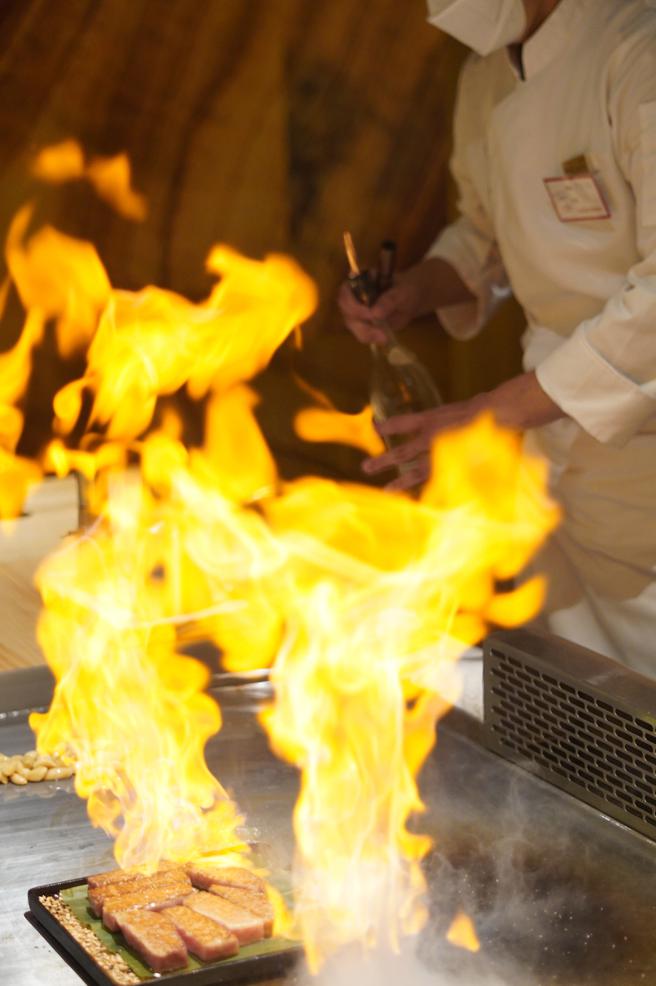 鹿儿岛A5黑毛和牛经炙烧后逼出十足脂香。（何书青摄）