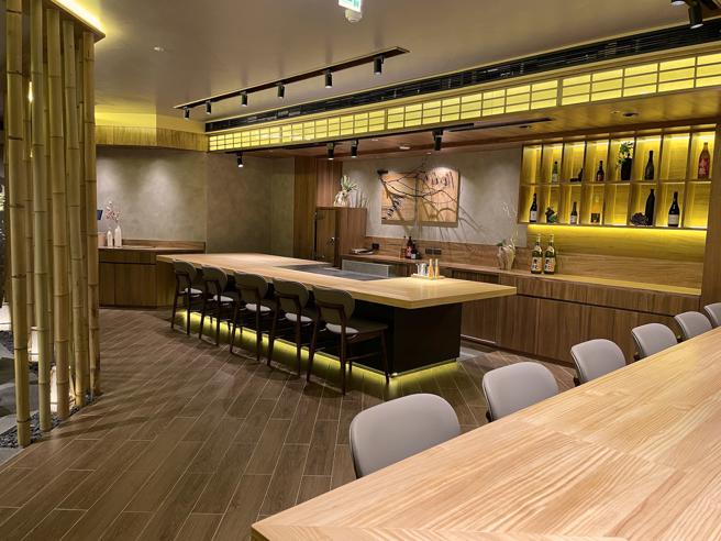 「阪前和牛铁板烧」共有32席座位，另有半包厢式的铁板料理区。（何书青摄）