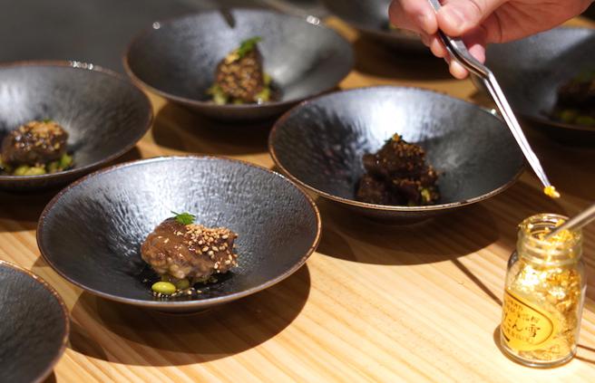 獭祭金箔和牛颊。（何书青摄）