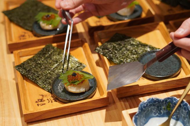 鳟鱼卵干贝卷。（何书青摄）