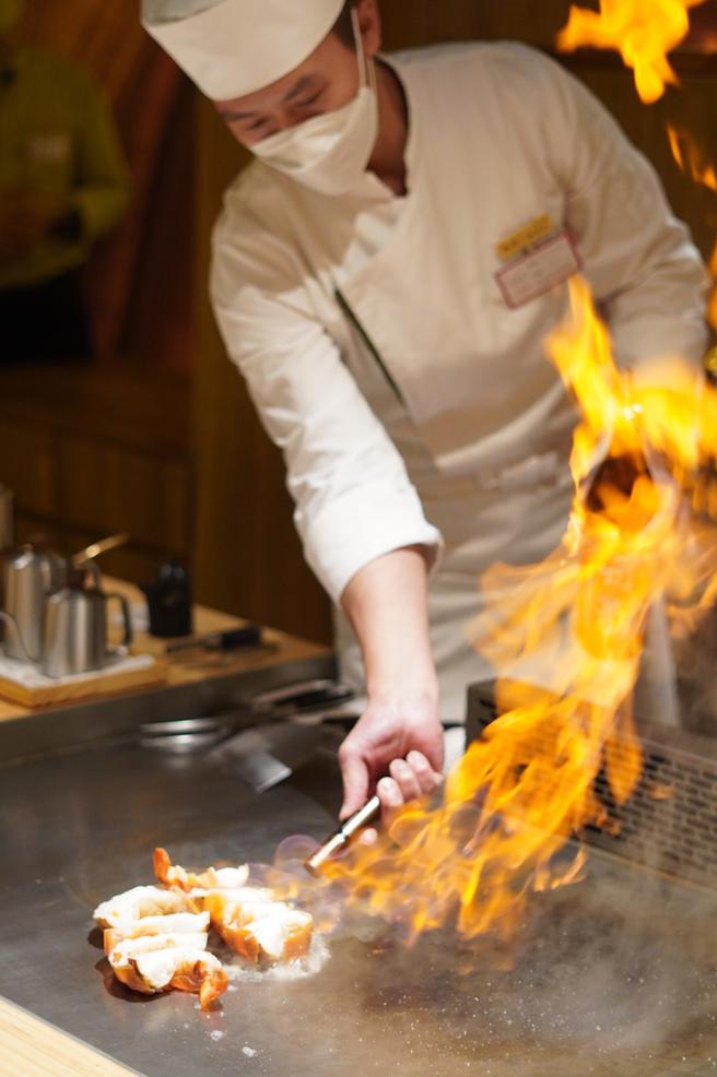 酒焰龙虾是道视觉、味觉都诱人的料理。（何书青摄）