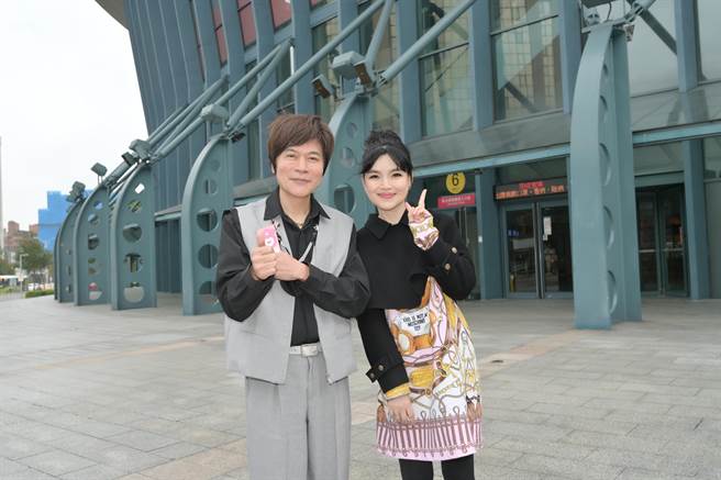 洪榮宏（左）宣布小巨蛋演唱會首位嘉賓為談詩玲，2人一起響應捐血活動。（寬宏藝術提供）