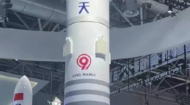 珠海航展上长征9号模型1级火箭上有4具栅格舵，是为回收火箭的设计。（图／腾讯网）