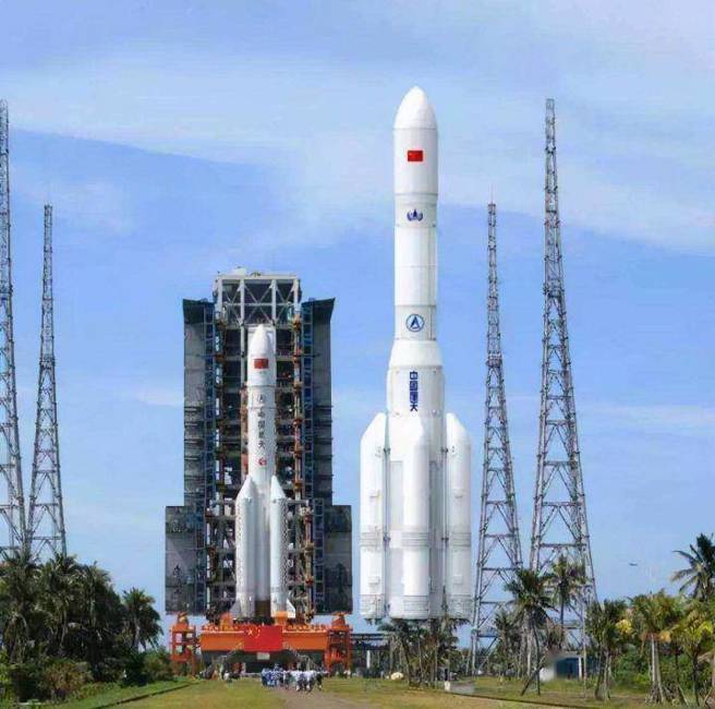 网民制作的长征5号与长征9号并列的想像图，可以看出长征9号箭身比长征5号的发射架还高出许多。（图／腾讯网）