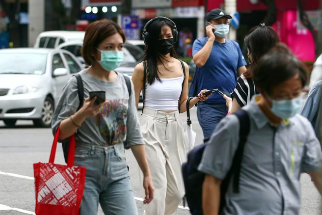 毒物科專家招名威表示，到現在還規定室內場所要戴口罩，覺得很無解，應該全面解禁才對。(資料照)