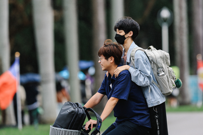 口罩禁令松绑，今起室外免戴口罩，有学生在运动、通勤时脱下口罩。（郭吉铨摄）