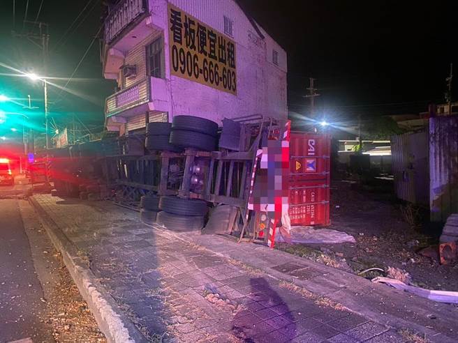 联结车失控翻覆。（翻摄照片／高雄洪靖宜传真）