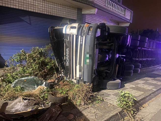 联结车失控翻覆。（翻摄照片／高雄洪靖宜传真）