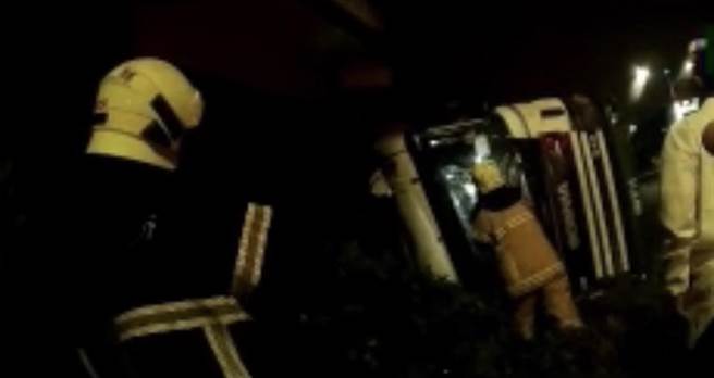 消防人员破车救人。（翻摄照片／高雄洪靖宜传真）