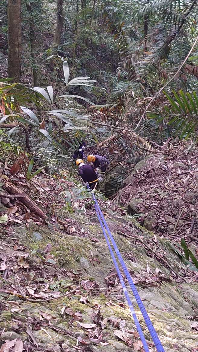 嘉义市救难协会及特搜队员在崎岖山路耗费8小时,轮流将遗体背下山。(翻摄嘉义市救难协会脸书)

