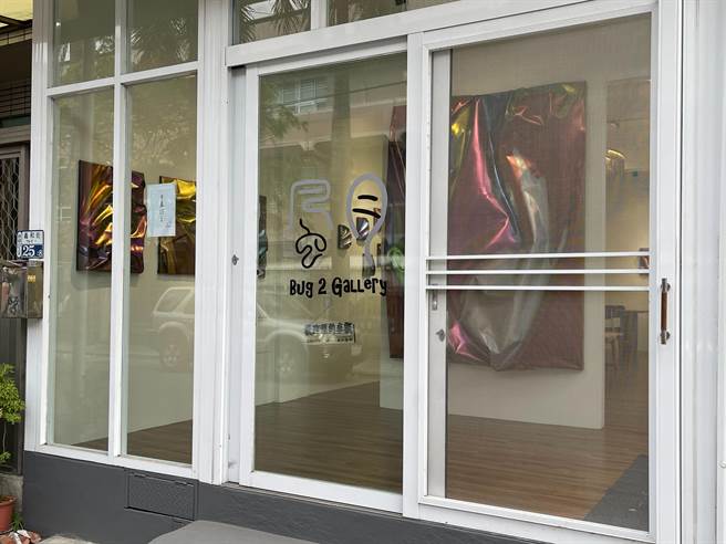 台南新营高工侧门的静巷里，今年出现了一间简洁明亮的艺廊。（虫二艺术提供／张毓翎台南传真）