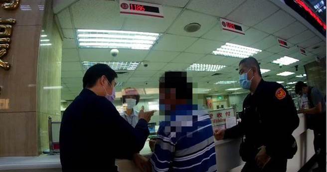 吳男上月28日再度到銀行匯款，經行員和警方勸阻下才驚覺受騙，打消匯款念頭。（警方提供／王惠慧新竹傳真）