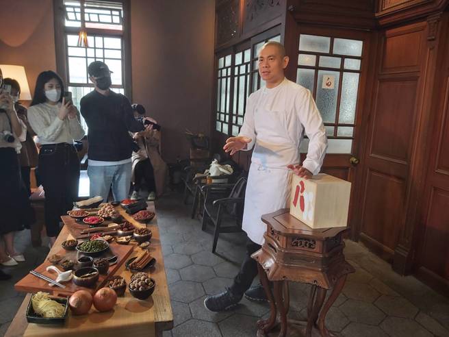 江振诚再推新品牌，这次主打牛肉麵。（王嘉庆摄）