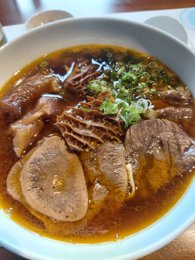 牛肉麵2入卖1380元，江振诚的产品售价惊人。（王嘉庆摄）