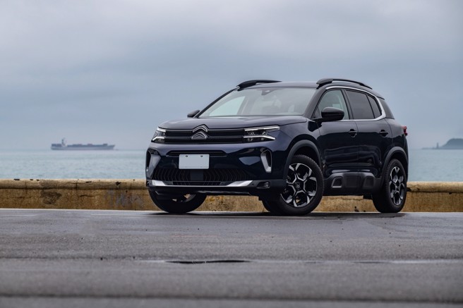 CITROEN C5 AIRCROSS承襲自CITROEN CEXPERIENCE 概念車設計語彙，呈現兼具前衛與科技的風格，試駕車為FEEL PACK版，售價130.9萬元。（陳大任攝）