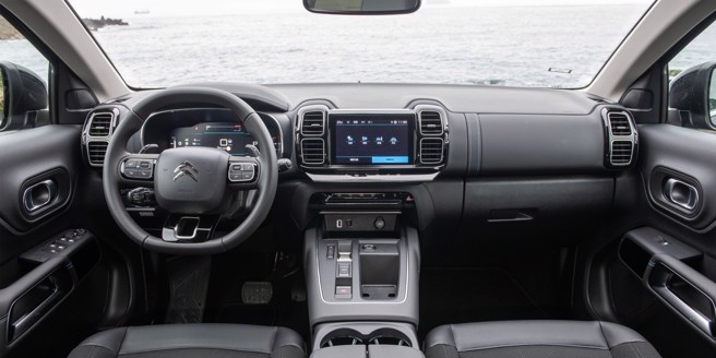 儀表控台各項功能配置與收納設計都相當合宜。（陳大任攝）