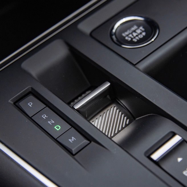 線傳控制排檔採撥桿設計。（陳大任攝）