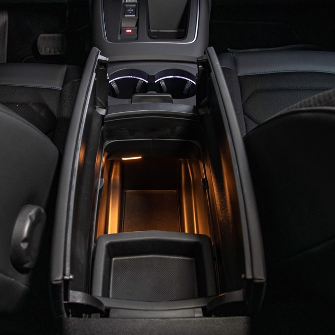 中央扶手內有很大的置物空間。（陳大任攝）