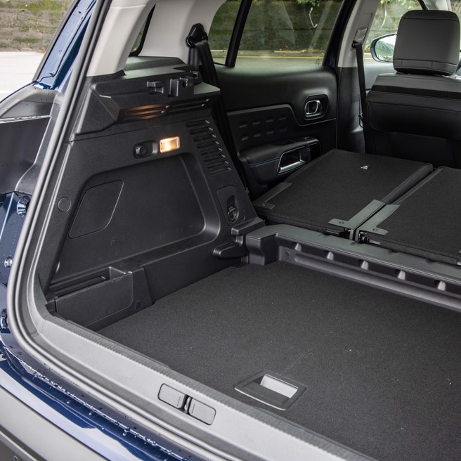 行李廂有雙層收納空間。（陳大任攝）