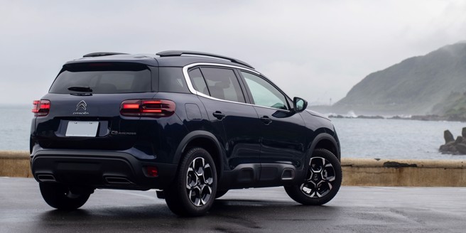 從車尾往前看去，C5 AIRCROSS擁有圓融飽滿的曲線。（陳大任攝）