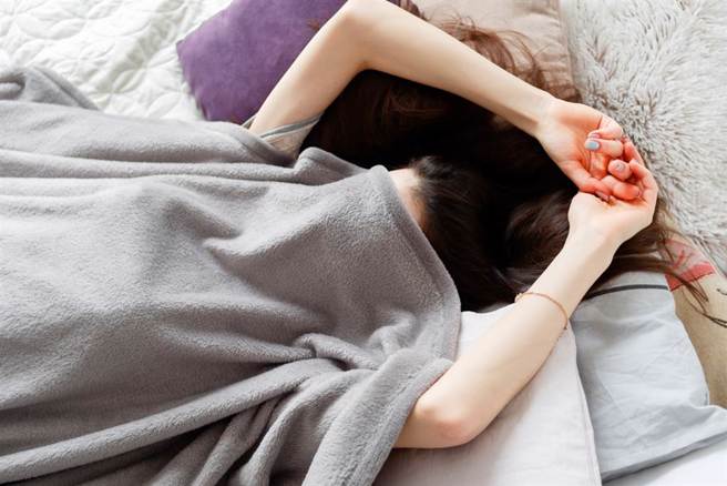 冬季早上气温低，医师提醒，刚起床时不要马上离开温暖的被窝，以免人体不适应低温，产生不适。( 示意图/ Shutterstock )