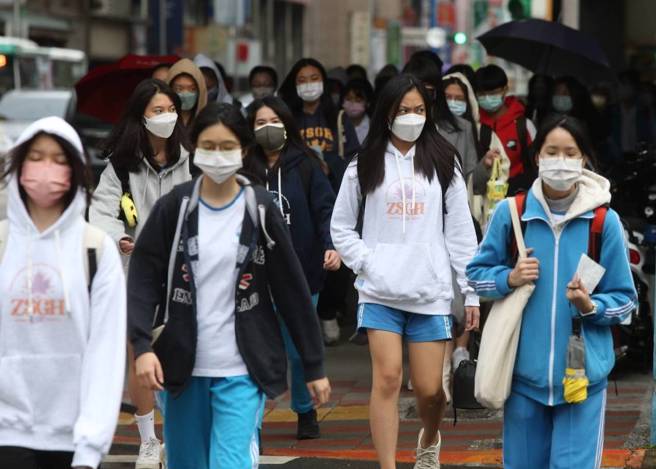 今起放宽口罩令措施，室外空间可以不用戴口罩，但许多民眾上街仍都戴着口罩。（陈君玮摄）