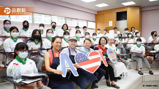 高餐大校长陈敦基(左四)与副处长李明磊(左三)及其夫人李云霄(左二)与餐饮厨艺科师生合影（国立高雄餐饮大学提供）　
