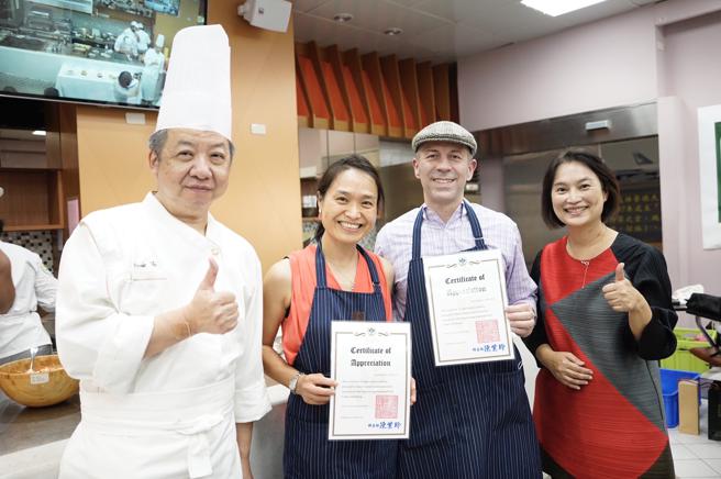 餐饮厨艺科主任陈紫玲(右一)与屠国城老师(左一)颁发感谢状给副处长李明磊(右二)及其夫人李云霄。（国立高雄餐饮大学提供）　