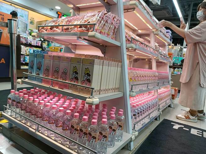 台湾高铁与7-ELEVEN推出2款联名草莓点心。（简立欣摄）