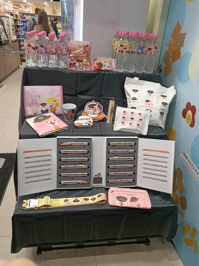 台湾高铁限量彩绘列车模型今日开卖。（简立欣摄）