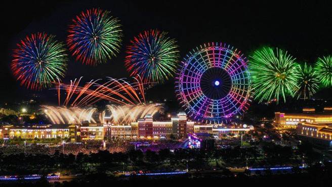 「2023丽宝跨年演唱会」有全台最大的「天空之梦」摩天轮动画秀和330秒的「环状璀璨烟火秀」。(丽宝乐园渡假区提供)