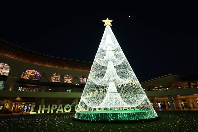 高达15公尺的「米娜瓦之树」在晚间17：00至22：00每个整点与半点，会有缤纷炫丽的灯光秀。(丽宝乐园渡假区提供)