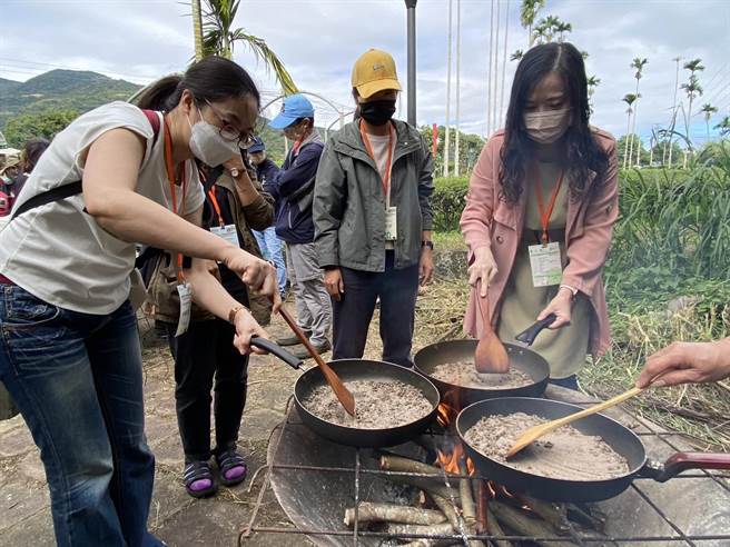 台东林区管理处安排走访在地的池上富兴社区和获得国家颁发「金牌农村」认证的永安社区实地交流。（蔡旻妤摄）