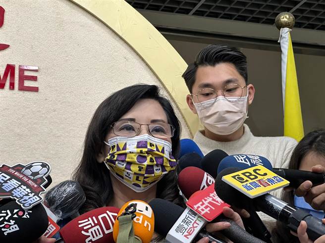 台北市议会国民党团书记长秦慧珠对于台北市长柯文哲指控议会勾结财团，出面受访痛骂柯文哲。（陈薏云摄）