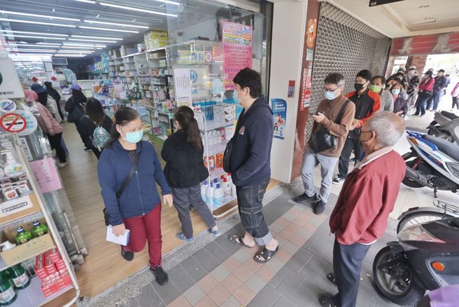 北市低收、中低收可領5劑免費快篩，12月9日起擴大發放。（本報系資料照）