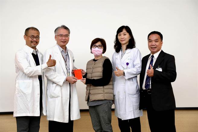病友許小姐(中)與眼科團隊合影。（北榮提供）