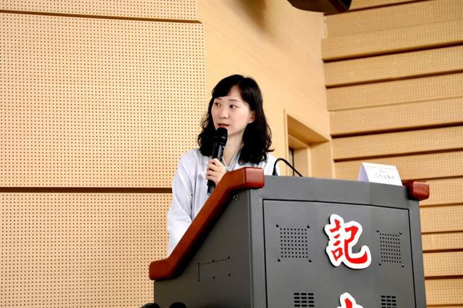 范乃文醫師說明脈衝光治療乾眼症成效佳。（北榮提供）