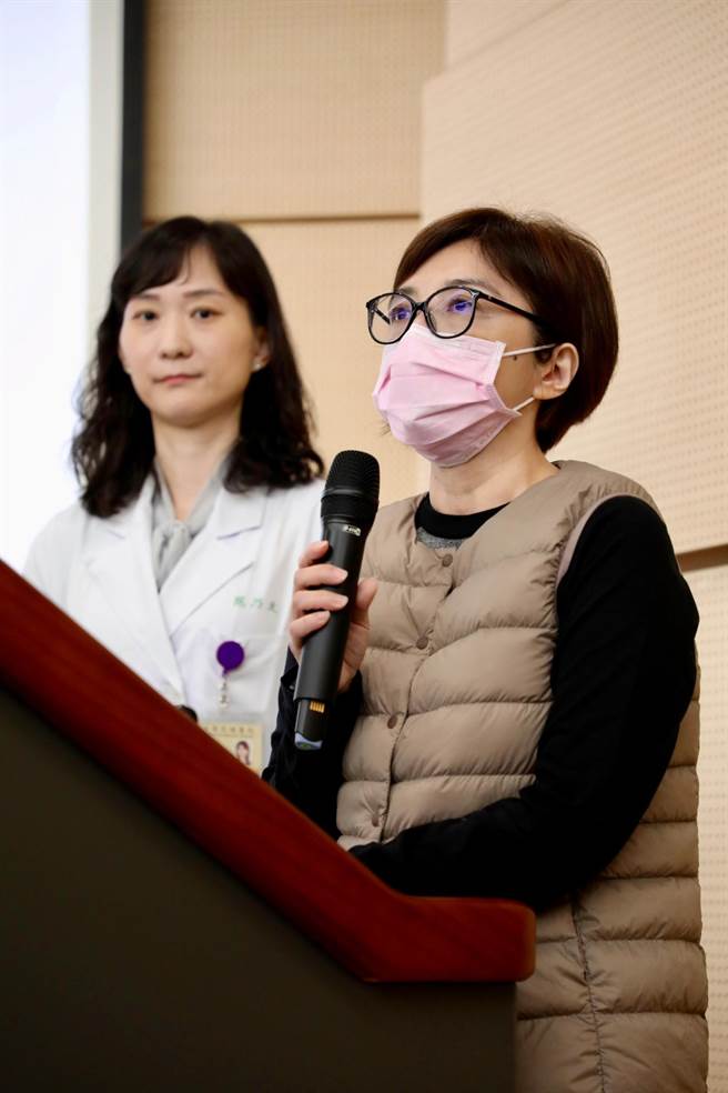 病友許小姐(右)分享乾眼症治療經驗。（北榮提供）