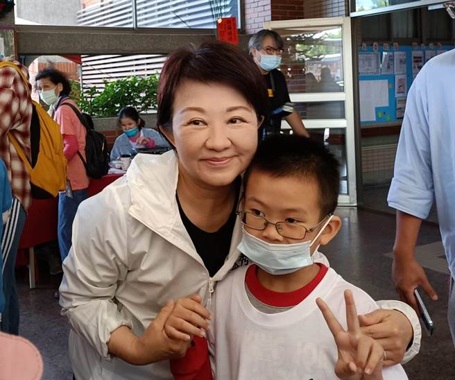 台中市長盧秀燕今天沒戴口罩出席惠明盲校校慶表示，台中防疫政策與中央一致，但市民朋友若覺得自己有必要，戶外仍可戴口罩。（陳淑娥攝）