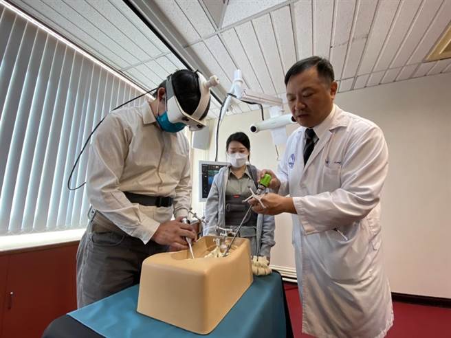 台中荣总神经外科主任杨孟寅（右）指出，手术前先进行3D扫描获得即时的脊椎影像，再搭配扩增实境眼镜以及术中导航系统，使脊椎侧弯的3D影像能立即投射在病患身上再进行手术。（冯惠宜摄）
