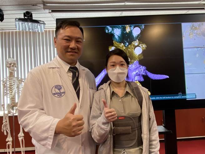 蔡小姐经手术后，不但脊椎侧弯缩小到10度以下，挺直腰背后直接长高3.7公分。（冯惠宜摄）