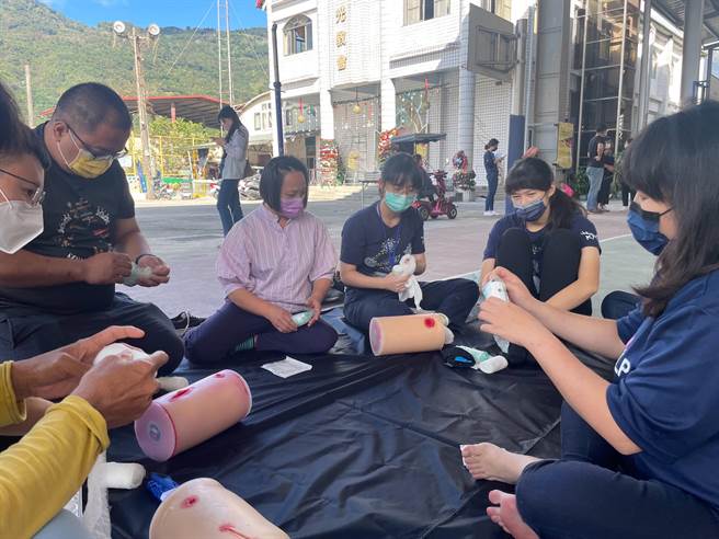 高雄市卫生局携手各单位前进那玛夏区办理2场「灾难因应、止血、CPR、AED急救训练课程」。（高市卫生局提供／杨舒婷高雄传真）