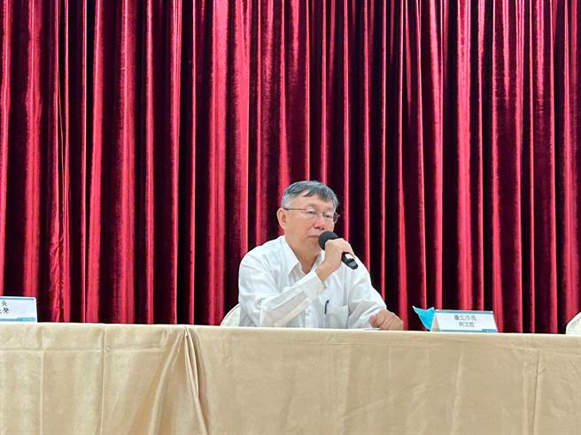 台北市长柯文哲针对监视器覆议案遭否决，今大动作召开记者会，会后联访。 （陈薏云摄）